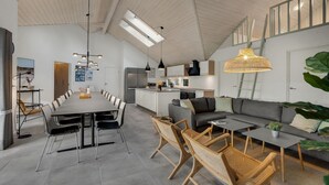 Um interior moderno com sala de jantar, cozinha e área de estar.