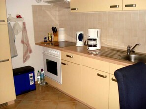 Refrigerador, cafetera y tetera y tetera eléctrica 