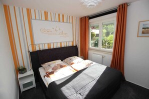 2 soveværelser, pengeskab på værelset, skrivebord, weekendseng