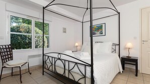3 bedrooms, WiFi (free), bed sheets
