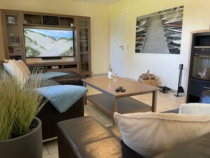 Televisión de pantalla plana y chimenea
