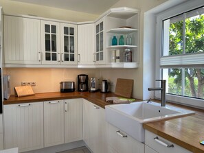 Een koelkast, een magnetron, een oven, een vaatwasser