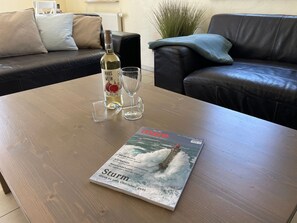 Een flatscreentelevisie en een open haard