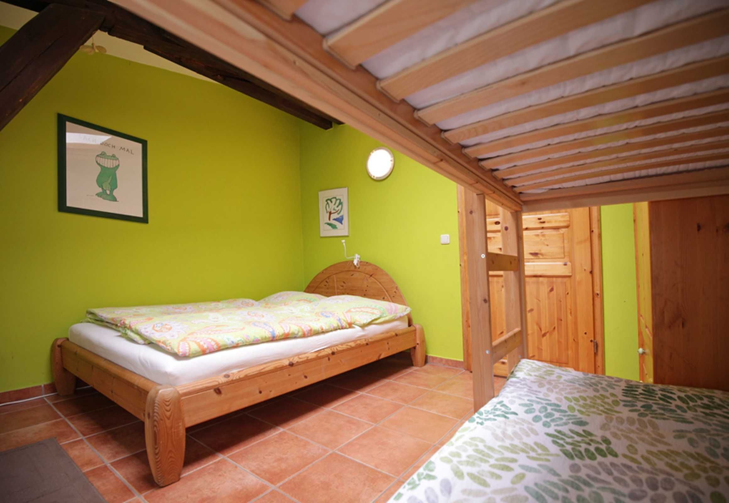 2 bedrooms, travel cot, WiFi, bed sheets