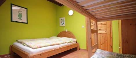 2 bedrooms, travel cot, WiFi, bed sheets
