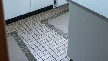 Frigorífico, microondas, horno y lavavajillas