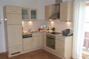 Een koelkast, een oven, een vaatwasser, een koffiezetapparaat/waterkoker