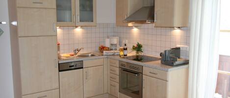 Een koelkast, een oven, een vaatwasser, een koffiezetapparaat/waterkoker