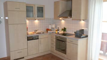 Kühlschrank, Ofen, Geschirrspüler, Wasserkocher mit Kaffee-/Teezubehör