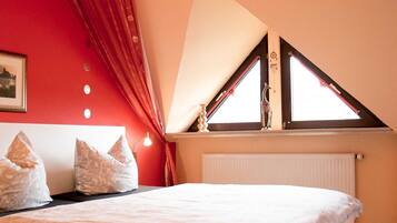 6 bedrooms, travel cot, WiFi, bed sheets