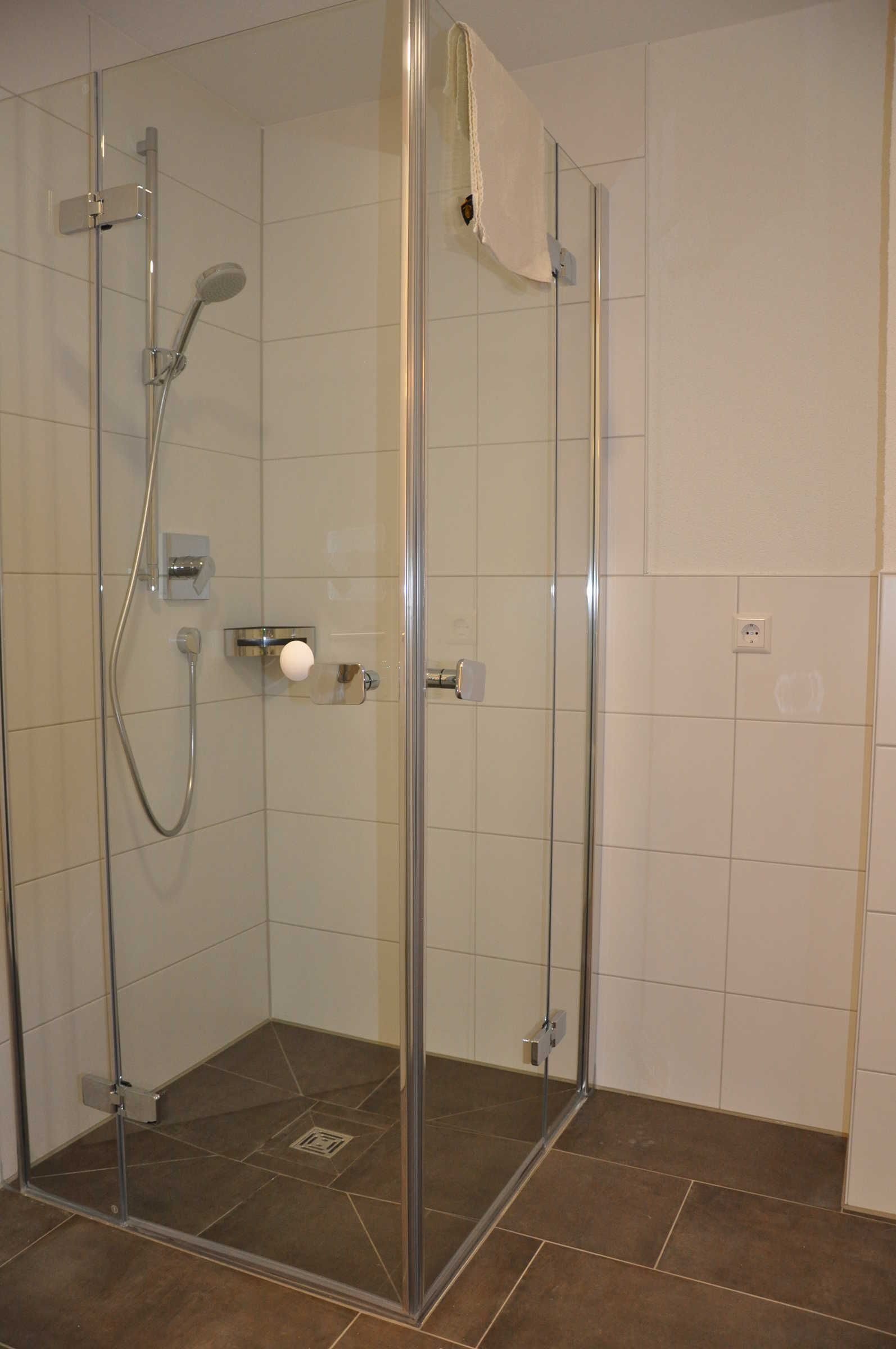 Dusche, Haartrockner, Handtücher