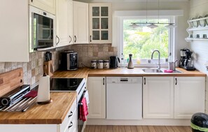 Geladeira, micro-ondas, cooktop, lava-louças