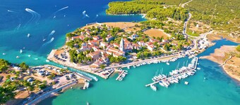 Holiday apartment with terrace and air conditioning