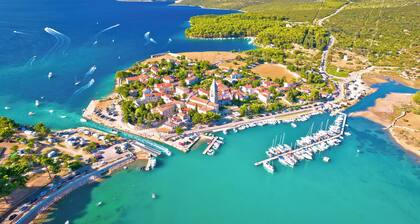 Huoneistossa on terassi ja ilmastointi