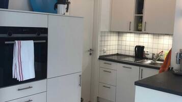 Kühlschrank, Ofen, Geschirrspüler, Wasserkocher mit Kaffee-/Teezubehör