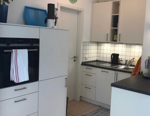 Fridge, oven, dishwasher, coffee/tea maker