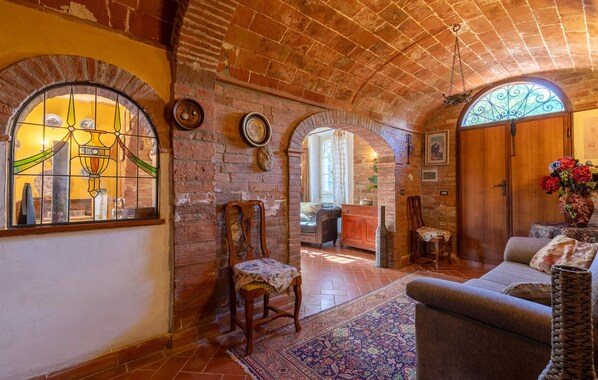 المنشأة من الداخل