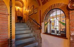 المنشأة من الداخل