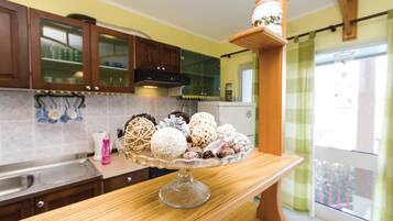 Frigorífico, placa de cocina y cafetera o tetera