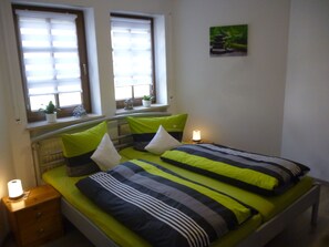 2 bedrooms, travel crib, WiFi, bed sheets - Dormitory Room - Small Room (Heiligenstadt i.OFr.)