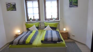 2 間睡房、可攜式嬰兒床、Wi-Fi、床單