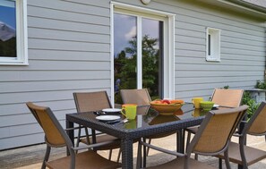 Outdoor dining - Lovely home in Brain-sur-Alonnes (Brain-sur-Alonnes)