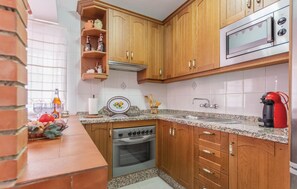 Réfrigérateur, micro-ondes, plaque de cuisson, cafetière/bouilloire