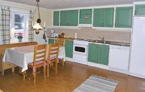 Kylskåp, spishäll, diskmaskin och kaffe- och tebryggare