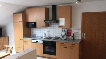 Kühlschrank, Mikrowelle, Ofen, Geschirrspüler