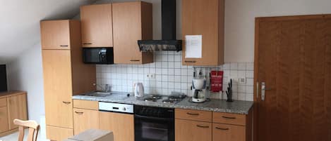 Kühlschrank, Mikrowelle, Ofen, Geschirrspüler