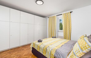 4 bedrooms, in-room safe, travel cot, free WiFi