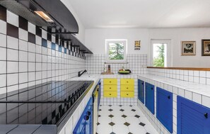 Køleskab, mikrobølgeovn, kogeplade, opvaskemaskine
