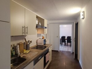 Kühlschrank, Mikrowelle, Ofen, Geschirrspüler