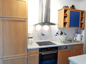 Kühlschrank, Mikrowelle, Ofen, Geschirrspüler