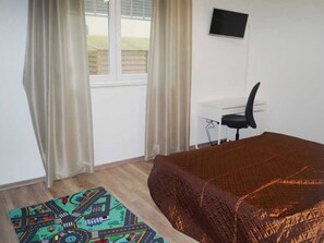 2 bedrooms, travel cot, WiFi