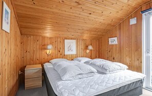 3 bedrooms, travel crib
