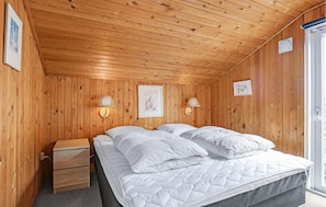 3 bedrooms, travel crib