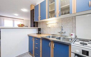 Réfrigérateur, plaque de cuisson, cafetière/bouilloire