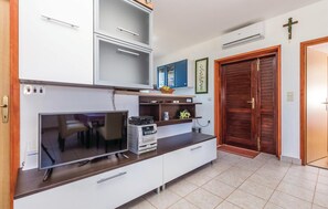 Enjoy cooking in this well-equipped kitchen with a flat-screen TV, oven, and coffee machine.