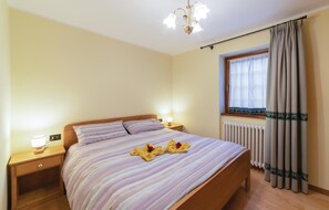 2 bedrooms, travel cot, free WiFi, bed sheets