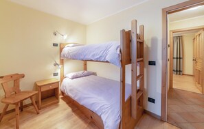 2 bedrooms, travel cot, free WiFi, bed sheets