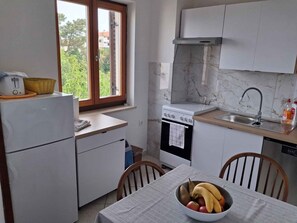 Fridge, stovetop, coffee/tea maker, toaster - Holiday apartment with air conditioning and internet access (Malinska)