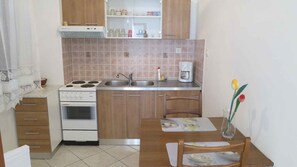 Køleskab, kogeplade, brødrister, køkkentøj/tallerkener/redskaber