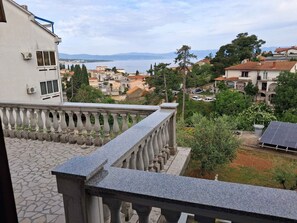 Property grounds - Holiday apartment with air conditioning and internet access (Malinska)