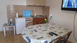 Fridge, stovetop, coffee/tea maker, toaster