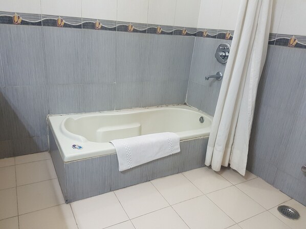 Combined shower/bathtub, free toiletries, towels
