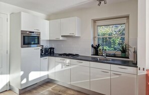 Réfrigérateur, plaque de cuisson, lave-vaisselle, cafetière/bouilloire