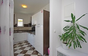 Kühlschrank, Mikrowelle, Herdplatte, Wasserkocher mit Kaffee-/Teezubehör
