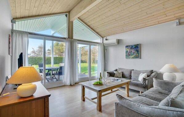 TV, DVD player - 3 bedroom amazing home in Nakskov (Nakskov)