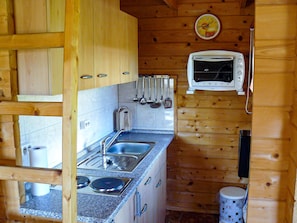 Een koelkast, een oven, een vaatwasser, een kinderstoel